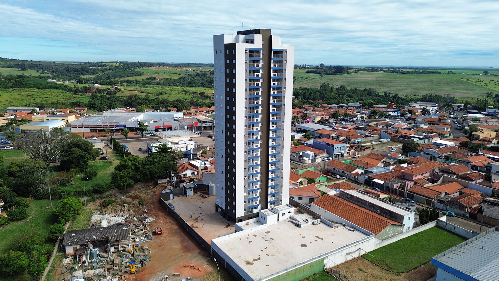 Vista aérea do Torres de São Manuel finalizado, no centro da cidade