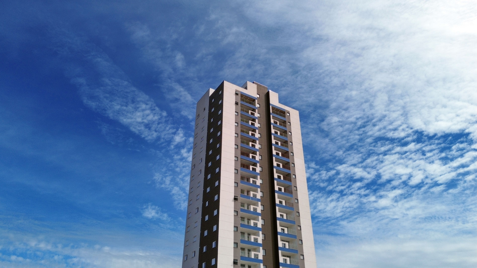 Fachada do Torres de São Manuel vista de baixo, contra o céu azul
